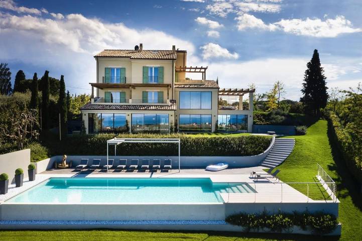 Villa per 12 persone, con Balcone e Idromassaggio nonché Terrazza e Giardino a Civitanova Marche