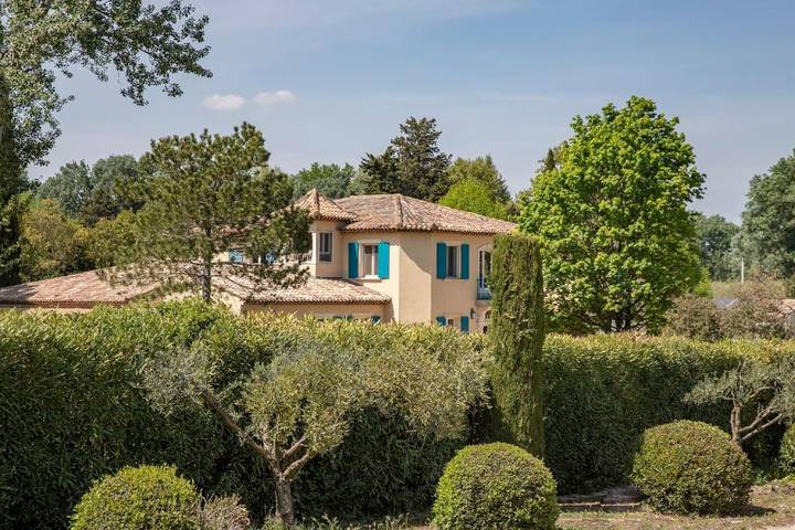 Maison d’hôte pour 8 personnes, avec Terrasse et Jacuzzi ainsi que Jardin et Piscine à Saint-Martin-de-Crau