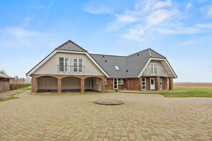 Ferienhaus für 12 Personen, mit Balkon/Terrasse und Whirlpool sowie Pool und Sauna in Dänemark an der Nordsee