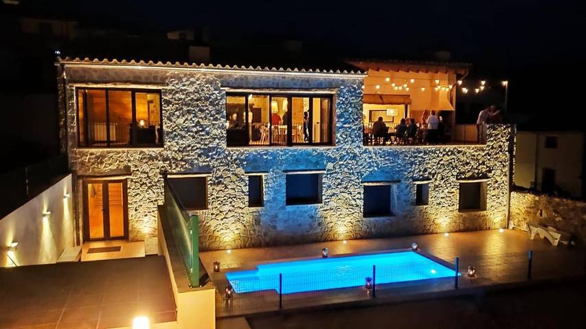 Casa rural para 20 personas, con jardín además de vistas y piscina en Terra Alta