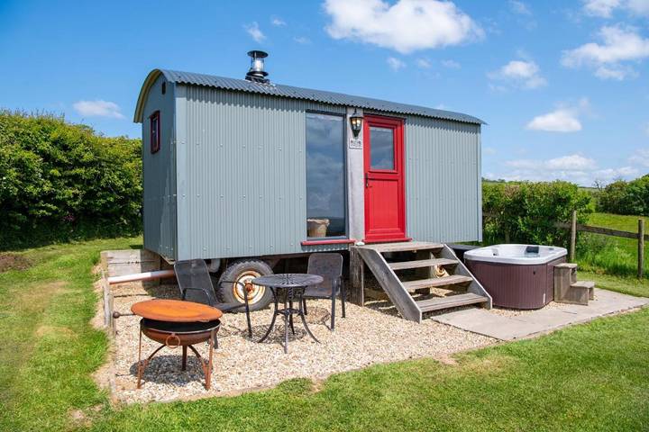 Holiday letting for 2 people, with Hot tub and Terrace as well as Garden and Sauna in Kidwelly