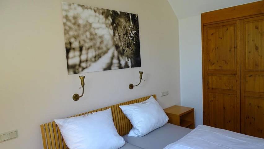 Ferienwohnung für 2 Personen, mit Balkon und Terrasse sowie Garten und Ausblick in Mehring - 2