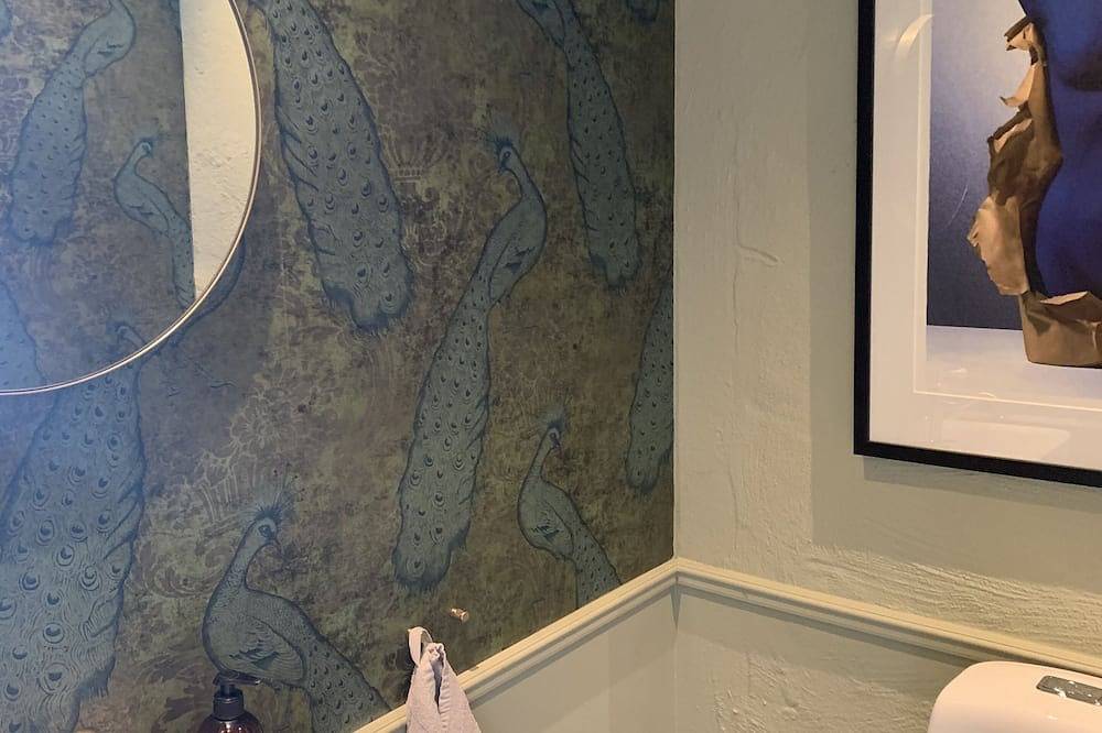 Carefully renovated Old Smithy farmhouse - luxury stay in Hjälmaren