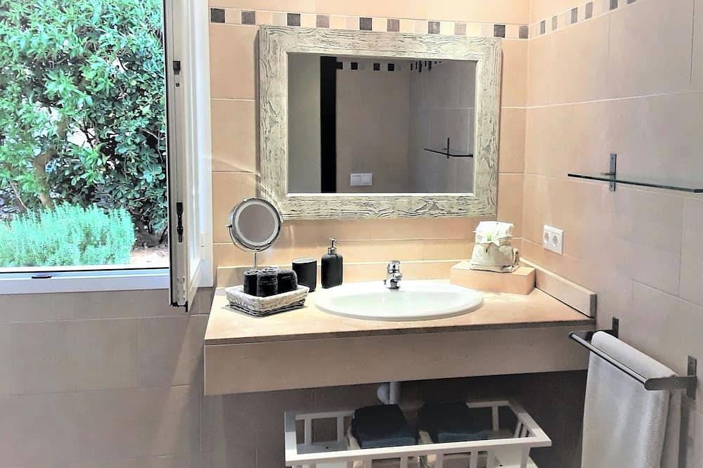 Apartamento entero, Apartamento con gran piscina y jardín en un complejo bien cuidado, ideal para niños. in Cala Anguila, Manacor