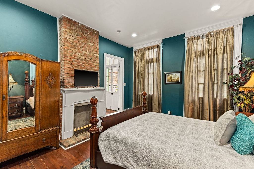 Luxurious 2 Bedroom Creole Cottage short walk to Frenchmen Jazz & the Quarter in New Orleans, Orleans Parish