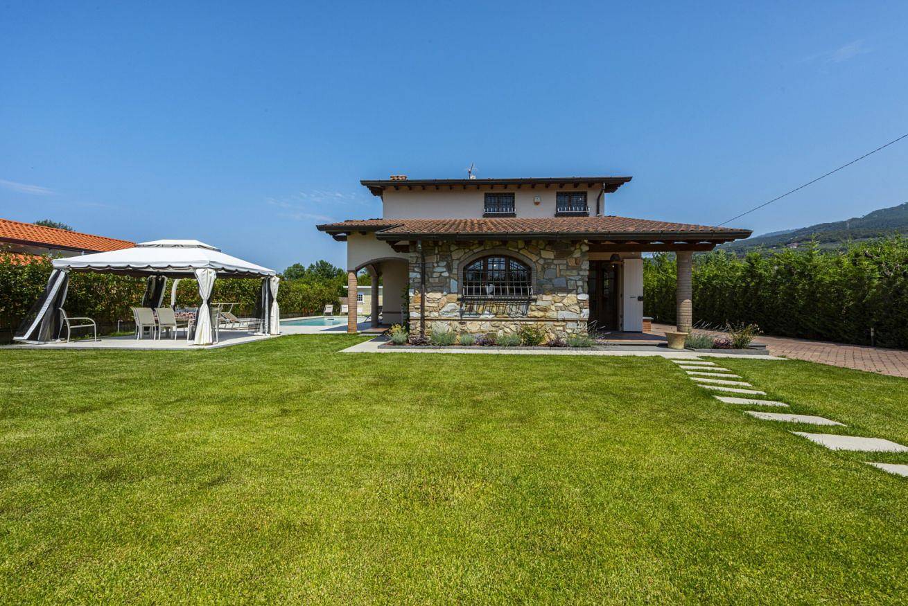 Villa del Rio by Mmega in Strettoia, Pietrasanta