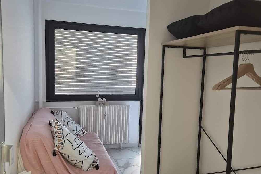 Entire apartment, Charming Studio with Balcony Two Steps from Strasbourg and its Cathedral in Schiltigheim, Strasbourg region