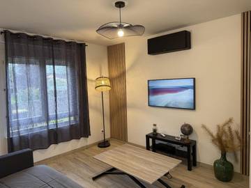 Gîte pour 6 personnes, avec vue et terrasse à Montchanin