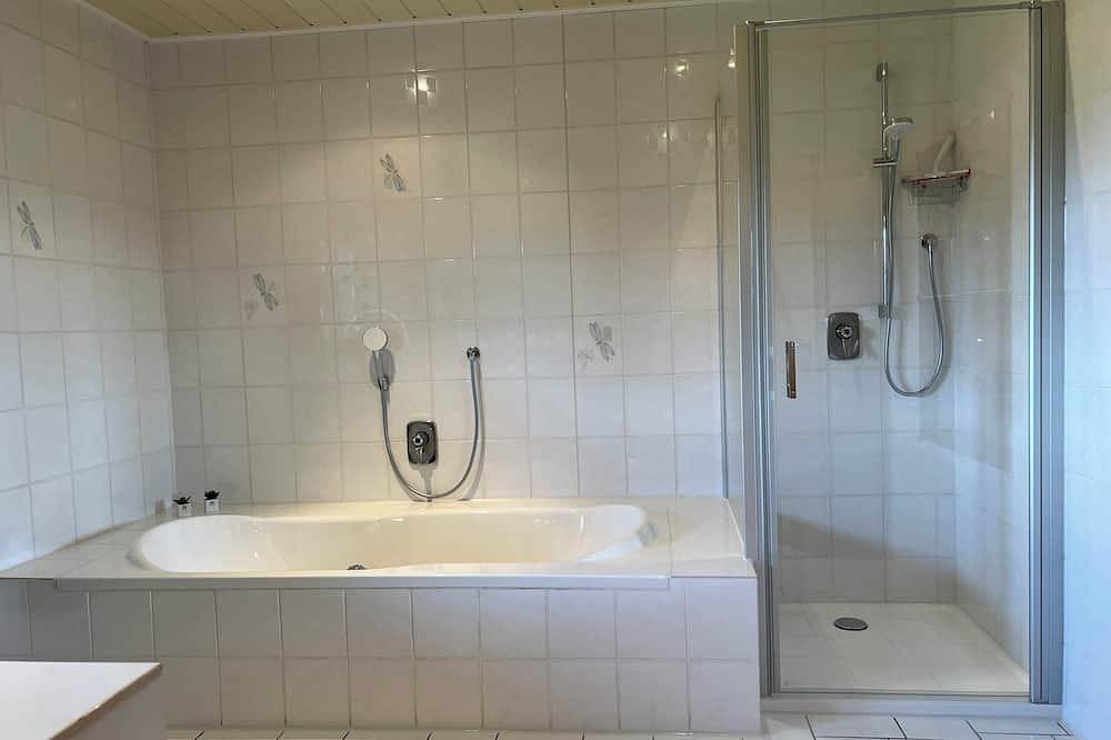 Ganze Wohnung, Ferienwohnung bis 4 Personen, 90 qm, 2 Schlafzimmer mit Balkon in Wonneberg, Rupertiwinkel