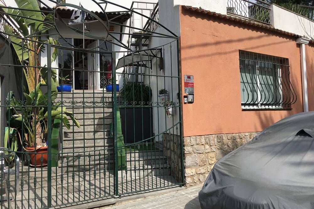 Apartamento entero, Villa privada, terraza privada, barbacoa, piscina, hermoso jardín y vistas. in Olivella, Garraf