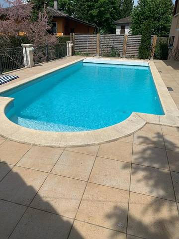 Gîte pour 2 personnes, avec vue et bassin pour enfant ainsi que jardin et piscine à Viry