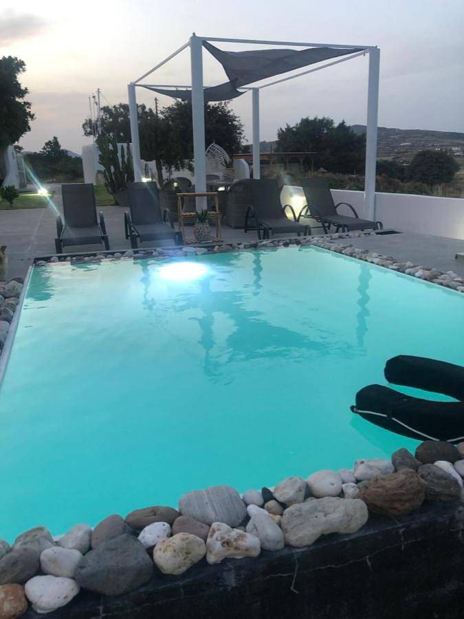 Gîte pour 2 personnes, avec vue ainsi que piscine et jardin, animaux acceptés dans Milos - 4