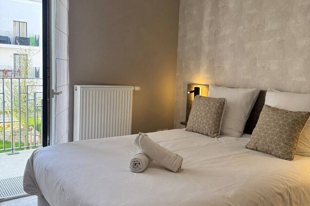 Entire apartment, Apartment-Private Bathroom-Apartment-Garden view-Dream Apartments in Chessy, Seine-et-Marne