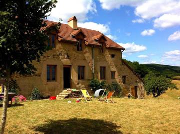 Gîte pour 10 personnes, avec vue ainsi que terrasse et jardin, animaux acceptés à La Grande-Verrière