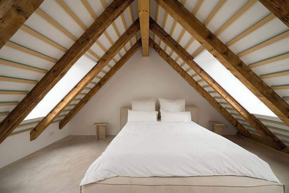 Ganze Wohnung, Scandinavian Calm Meets Latin Soul – Schwabing Retreat with Frauenkirche Views in München Schwabing, München