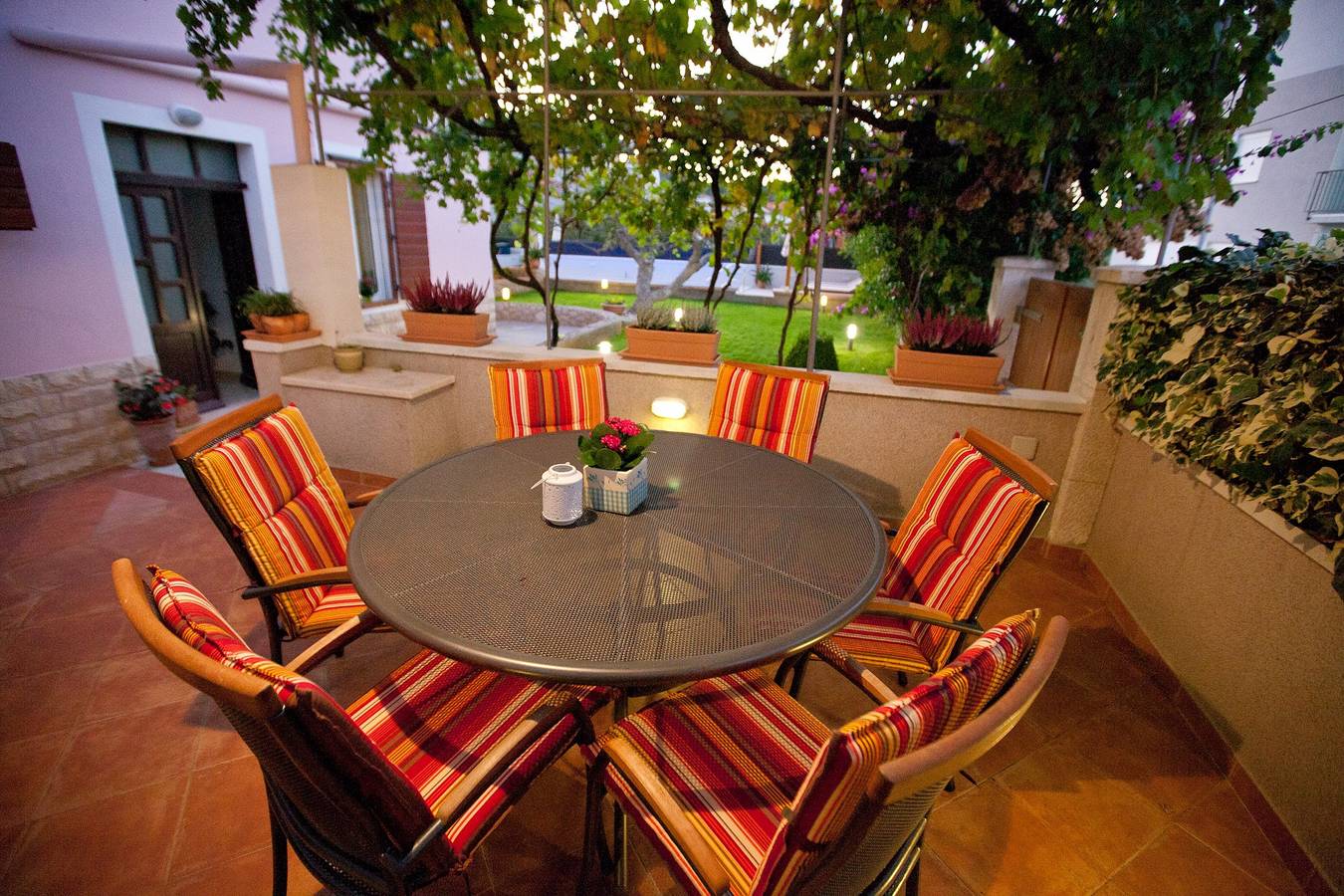 Appartement entier, Appartement de deux chambres avec la terrasse Preko, Ugljan A-14163-b in Preko, Île d'Ugljan