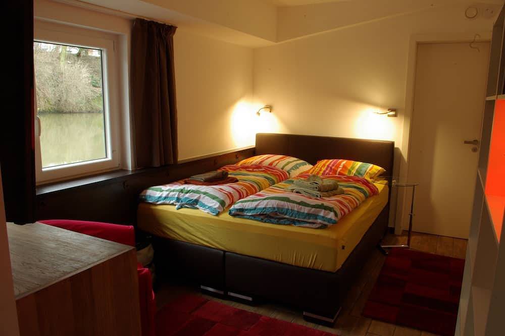 Woonboot in het centrum van Hamburg in plaats van een vrijstaand huis met tuin direct aan het water in Hamburg-Nord, Hamburg