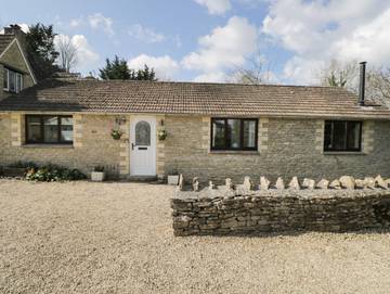 Log Cabin for 4 People in The Cotswolds, South West England, Photo 1