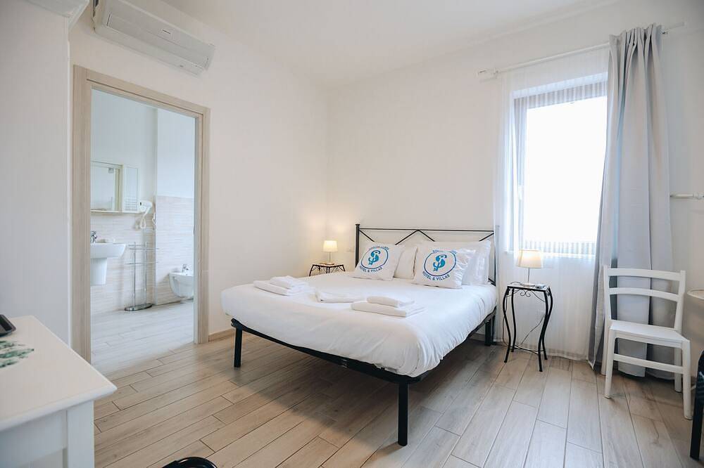 Sg Rooms - Casa Laura in Peschiera del Garda, Garda Mountains