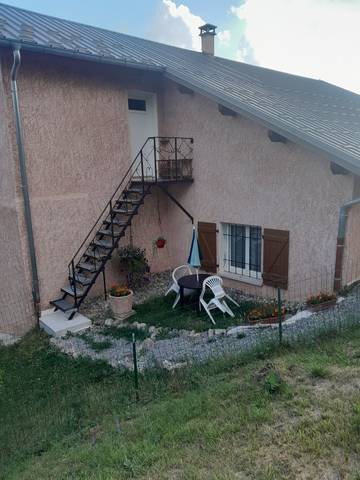 Gîte pour 3 personnes, avec jardin à Prunières