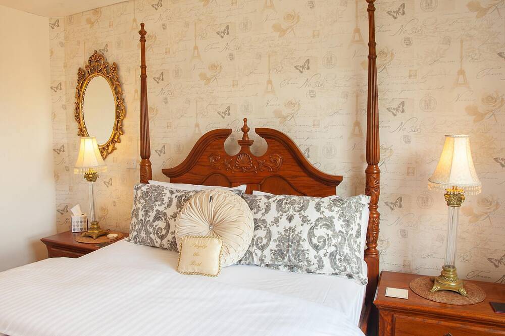 Suite-Deluxe-Ensuite-with Four Poster in Torquay, Torbay