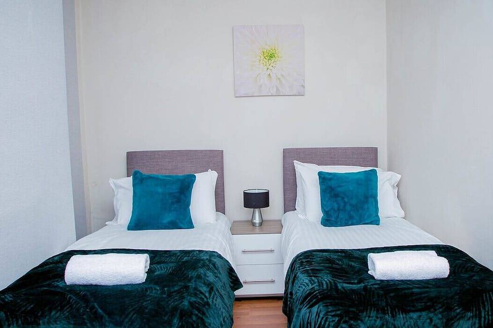 Cosy ,spacious ,clean 3 bed house,10miuntes walk from town centre in Kettering, Northamptonshire
