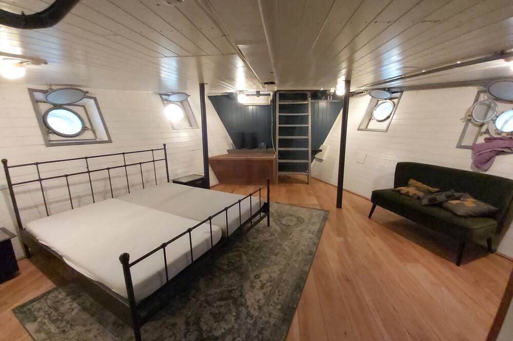 A vacation stay aboard a seagoing vessel, in the heart of Rotterdam, in Rotterdam, Südholland