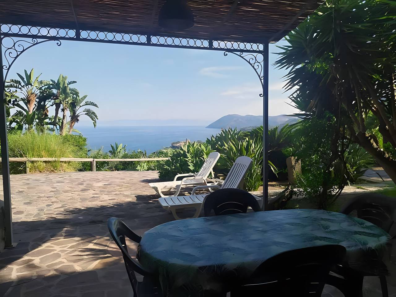 Entire studio, Apartment in Villa Filicudi with Sea View, Wi-Fi and Air Conditioning in Lipari