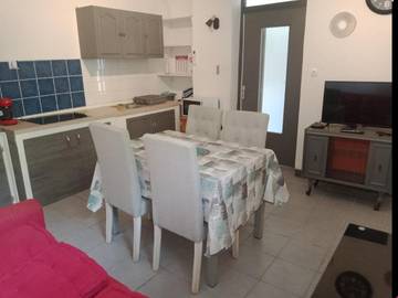 Gîte pour 2 personnes, avec jardin ainsi que terrasse et vue à Cransac