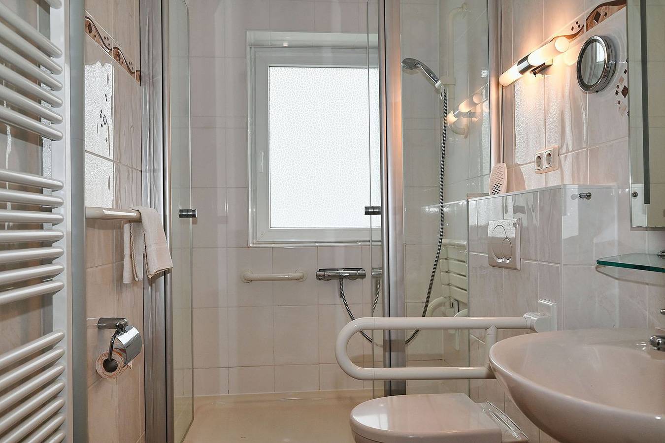 Ganze Wohnung, Küstenflair: Zentrale Ferienwohnung in Büsum – mit Balkon, Dachterrasse & Wohlfühlfaktor in Büsum, Dithmarschen