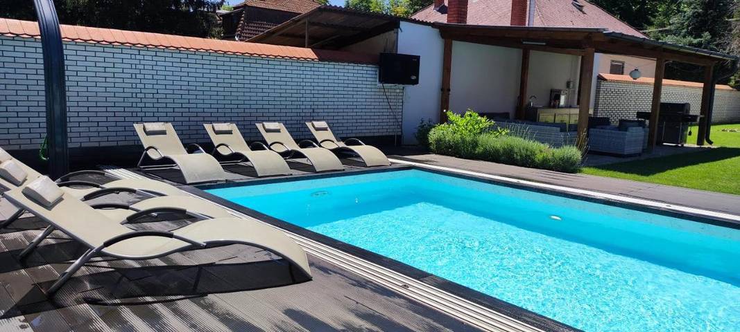 Apartament wakacyjny dla 10 osób, z basen i jacuzzi oraz sauna i ogród w Eger