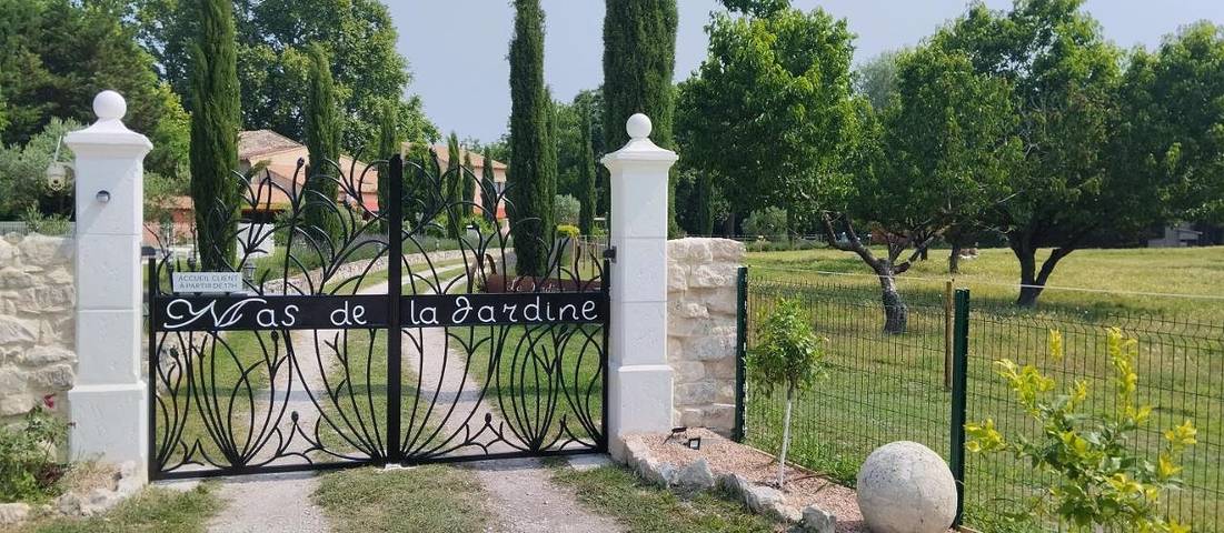 Location de vacances pour 4 personnes, avec piscine ainsi que jardin et vue, animaux acceptés à Velleron - 3