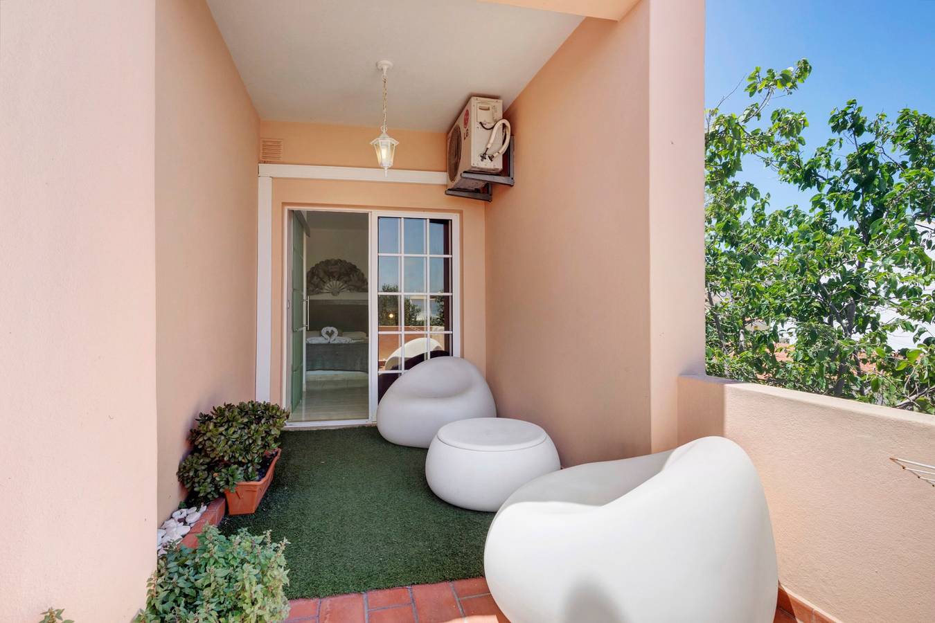 Room 'South Side Guesthouse - Quarto W' with Shared Pool, Wi-Fi and Air Conditioning in Quelfes, Parque Natural da Ria Formosa