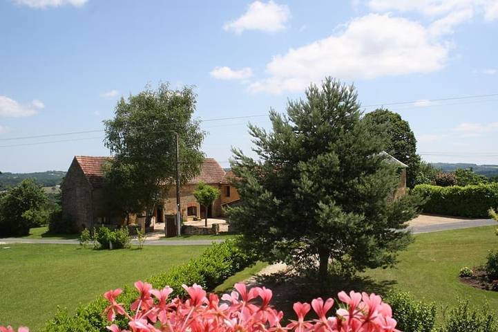 Gîte pour 6 personnes, avec terrasse ainsi que piscine et jardin
