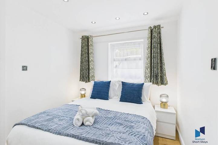 Modern 4 Bedroom Spacious House with Garden and Free Parking in Croydon, London