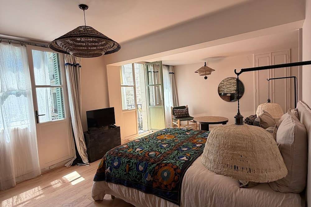 Maison Romy Charming \"Balthazar\" room Upmarket B&B in the heart of Chinon in Chinon, Loire Valley