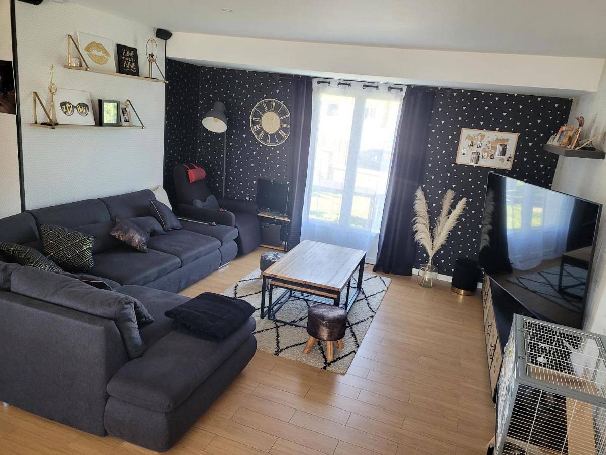 Appartement de vacances entier, Double Room with Shared Bathroom in La Suze-sur-Sarthe, Sarthe