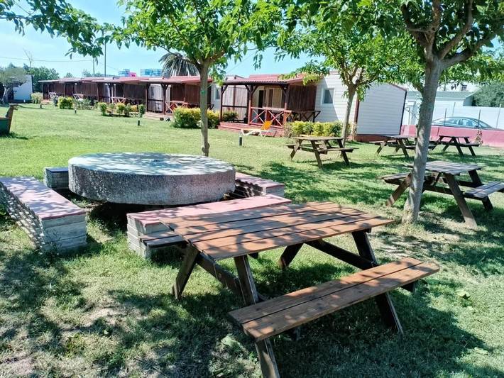 Camping pour 5 personnes, avec vue et terrasse ainsi que piscine et jardin