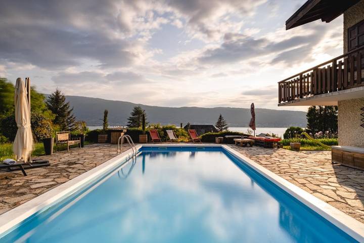 Villa pour 13 personnes, avec piscine et jardin ainsi que vue et vue sur le lac à Veyrier-du-Lac