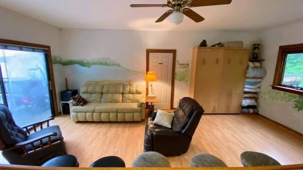 Einzigartige Kabine, die direkt am Wasser liegt. Riesiges Deck. Erstaunliche Aussichten. Gasgrill. in Smith Mountain Lake