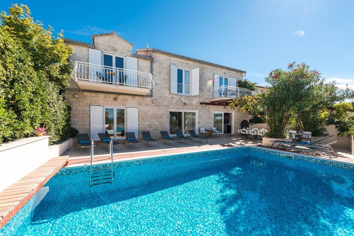 Villa Casa Mare de lujo con frente al mar, piscina privada y gimnasio, en la playa en Mirca – Brač in Supetar, Brac