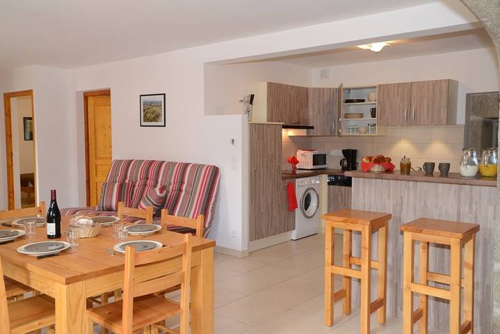 Gîte pour 6 personnes, avec terrasse dans Albaret-le-Comtal