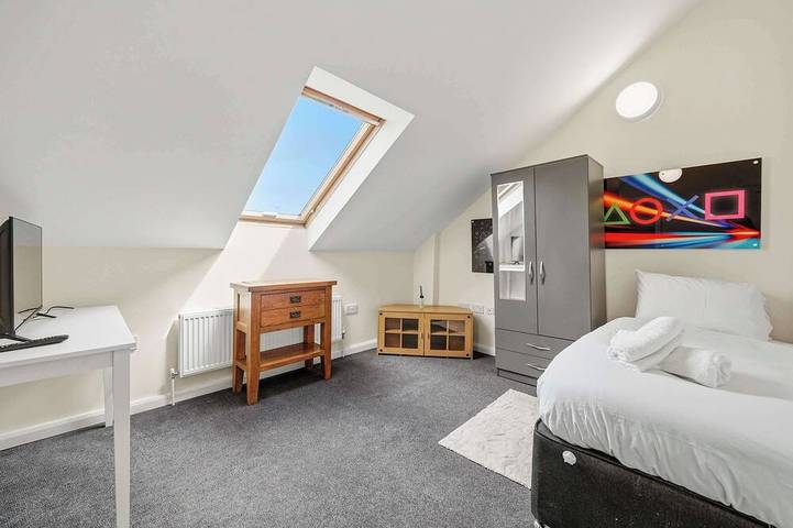 6-Bedroom Family Haven with Garden in Aylesbury in Aylesbury, Buckinghamshire