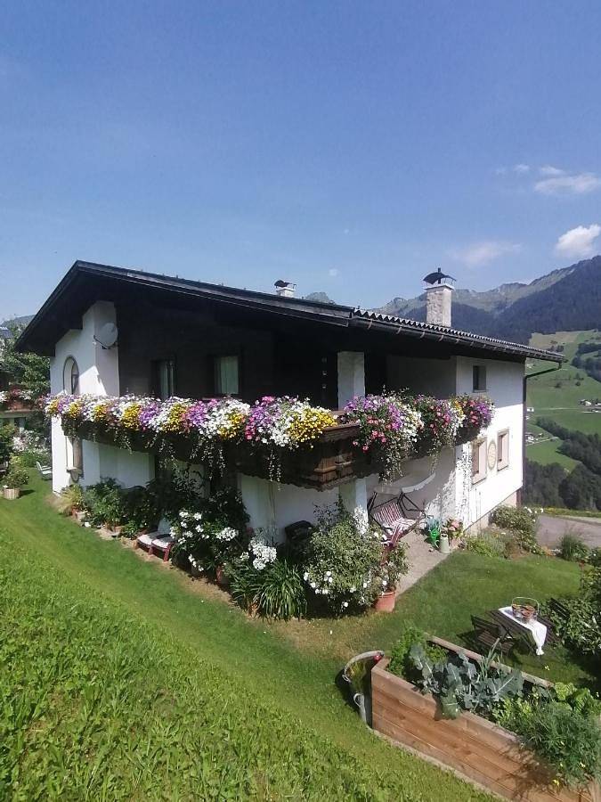 Ferienwohnung für 3 Personen, mit Balkon und Terrasse sowie Ausblick in Raggal