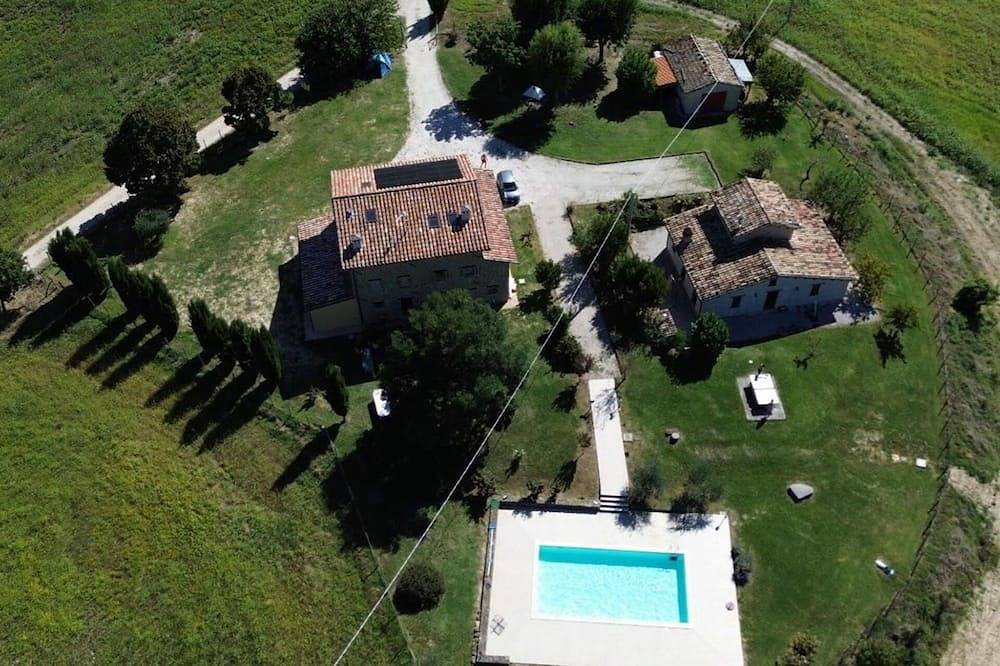 Bellissima villa indipendente con Wifi, piscina privata, animali ammessi e vista panoramica in Amandola, Parco nazionale dei Monti Sibillini