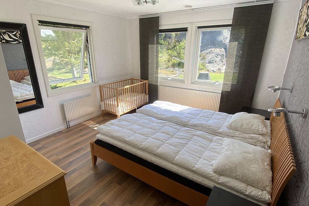 Ferienhaus mit schöner Aussicht auf Meer und spannenden Bergen im Hintergrund. in Orust