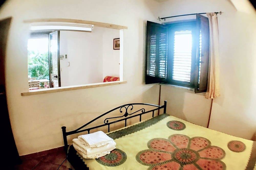 Entire apartment, Homerez - Bright House in Vibo Valentia, Shared Pool in Parghelia, Vibo Valentia Province