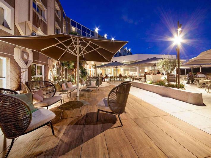 Hôtel pour 4 personnes, avec Jacuzzi et Terrasse ainsi que Jardin et Piscine