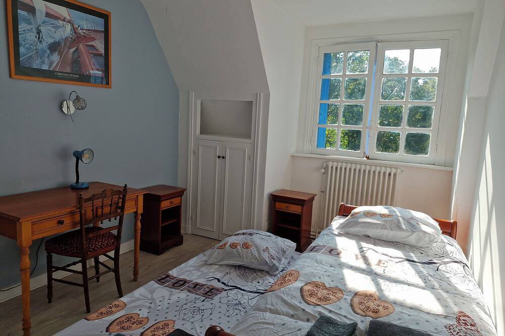 Large house on wooded grounds, close to the sea, private tennis court; piano in Plourin-lès-Morlaix, Región de Morlaix