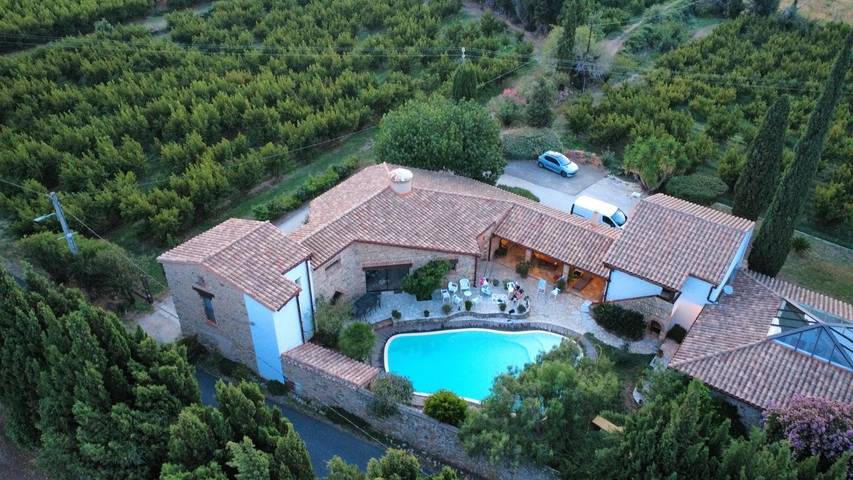 Casa de huéspedes para 12 personas, con piscina además de jacuzzi y jardín, Se admiten mascotas - 1